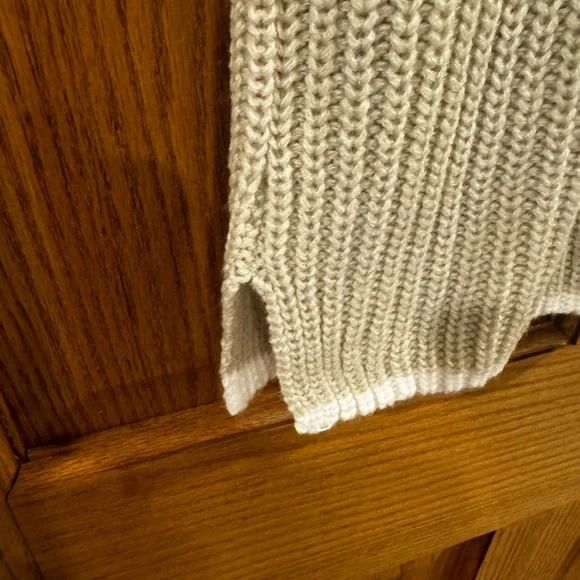 🥰NWT H&M Divided Cropped Oversized Sweater Vest with white trim. - Picture 4 of 7